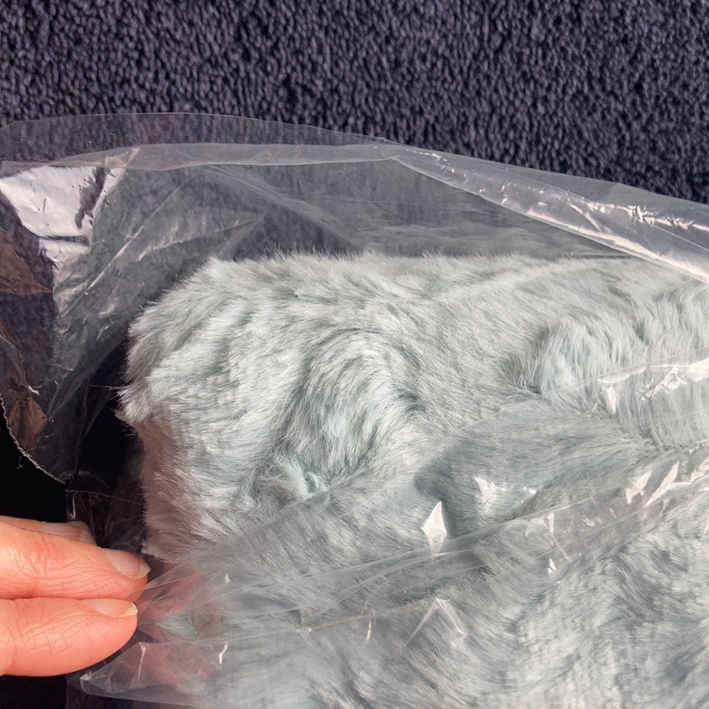 Relisted Madison Park faux fur throw 60 X 70 in - Picture 13 of 13